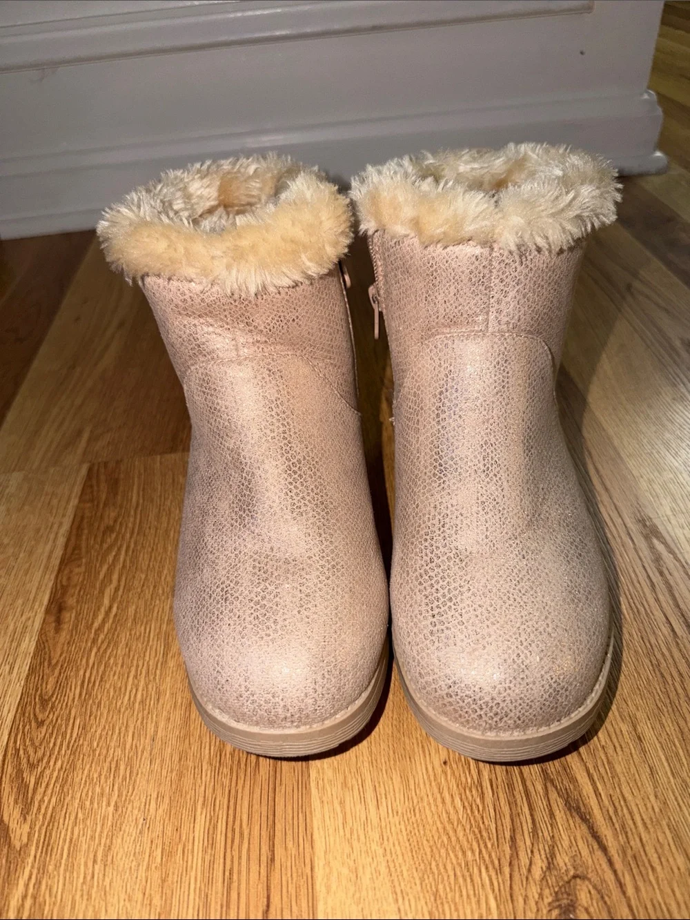 Cat & Jack Shimmery Cream Faux Fur Lined Kids Boots size 5